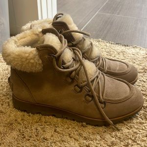 Very lightly worn Sorel boots